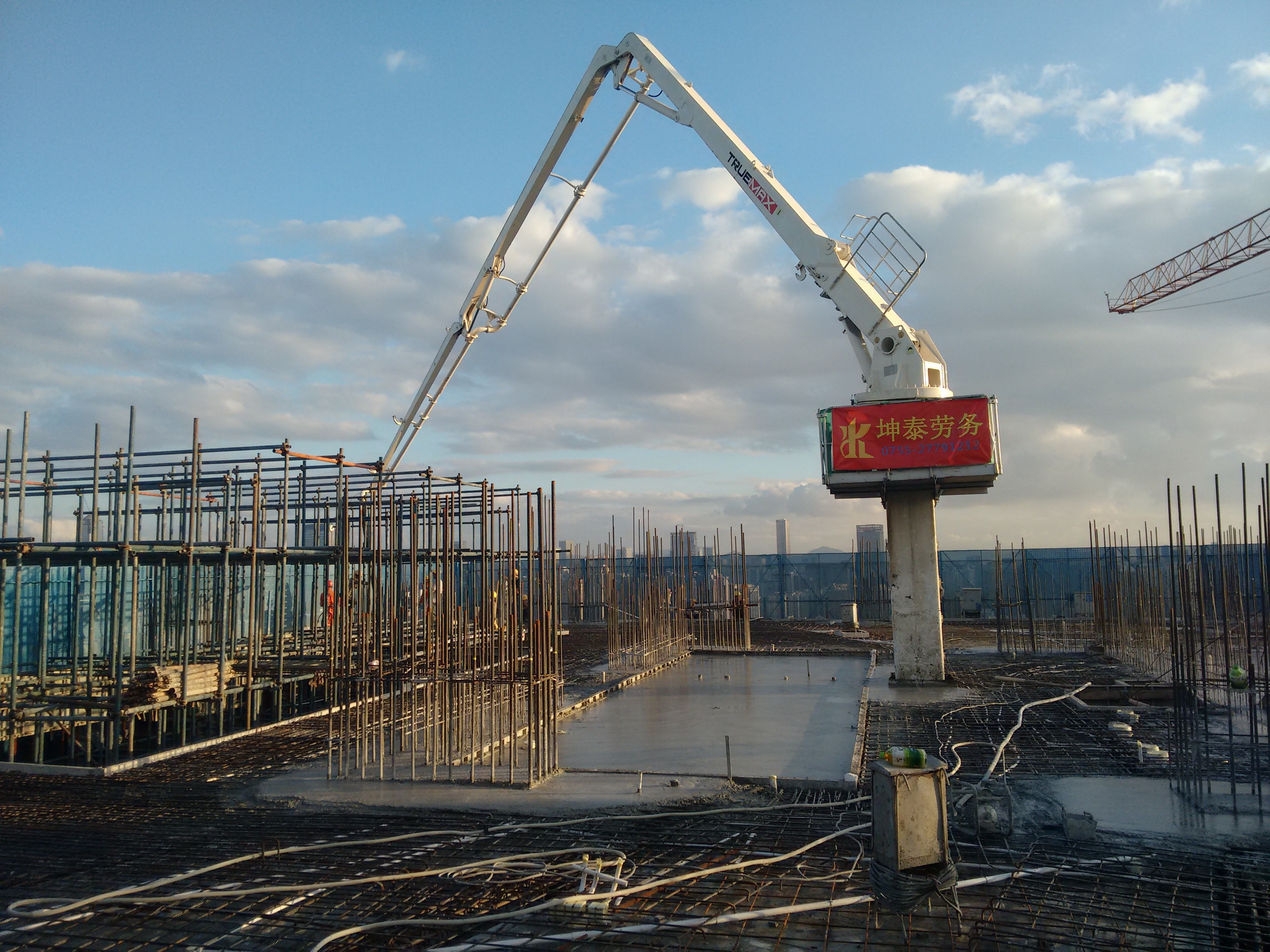 電梯井內(nèi)爬布料機 電梯井內(nèi)爬布料機