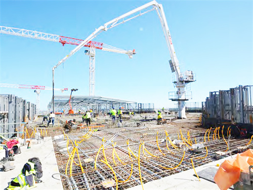 建筑工程必備機(jī)械，混凝土布料機(jī)。